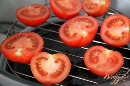 Упругие небольшие помидоры разрезать напополам и запечь на решётке (в аэрогриле), в духовке, на гриль-сковороде по 2-3 мин. с каждой стороны.