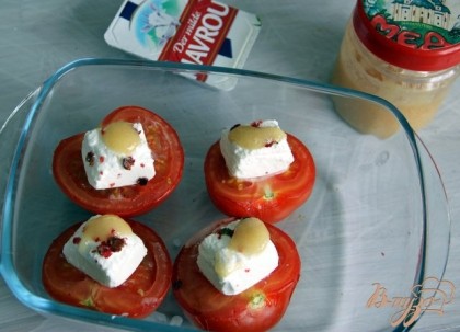 Выложить помидоры в форму для запекания, сверху выложить мягкий козий сыр, посыпать красным перцем и добавить сверху по 1/4 ч.л. мёда.