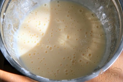 Соединяем "мокрые" ингредиенты: взбиваем венчиком масло, яйца, йогурт (или кефир).