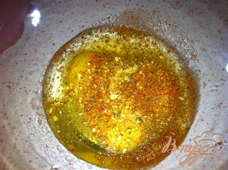 В другую емкость наливаем оливковое масло, перчим и солим и добавляем яйца и все взбиваем