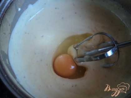 Затем по одному ввести яйца, каждый раз хорошо размешивая. Добавить мускатный орех, соль и перец по вкусу.