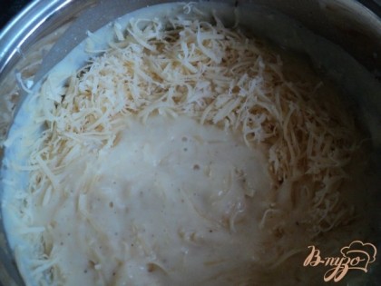 Сыр потереть на терке, базилик мелко порезать,  &#189;  часть сыра добавить к соусу, перемешать.