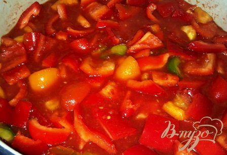 В закипевшую томатную смесь кладем перец и варим на маленьком огне 40 минут