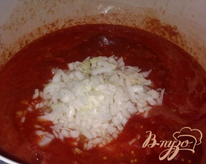 Смешиваем томатный сок и томатную пасту, доводим до кипения и кладем лук на 10 минут, готовим все на малом огне