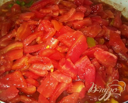 Добавляем кусочки помидор к слегка проварившемуся перцу и еще варим 10-15 минут