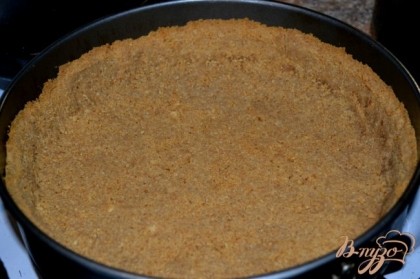 Массу из печенья выкладываем в форму ,оставлять бортики и ставлю в духовку 180гр.на 10мин.