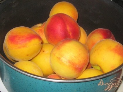 Персики берем тверденькие и красивые, без изъянов. Тщательно моем.