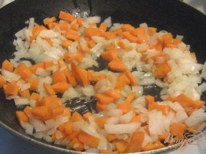 Морковь и лук слегка обжариваем.
