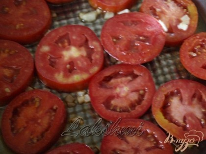 Разогреть в сковороде оливковое масло,обжарить слегка чеснок и добавить помидоры,нарезанные кружочками.