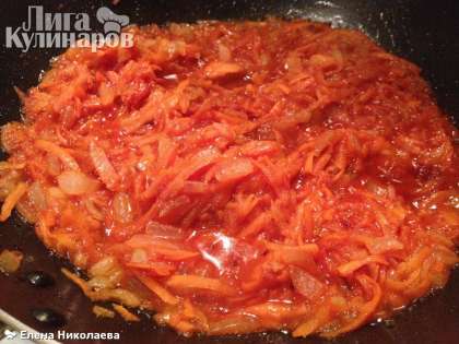 Когда лук с морковью обжарятся (минуты 3-4),  добавляем ложку томатной пасты, разведенной в 2х ложках воды. Тушим минут 5