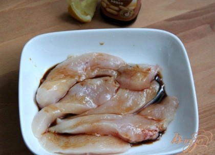 Куриное филе нарезать полосками. Замариновать на 2 часа в соевом соусе и в 0,5 ч.л. лимонного сока.