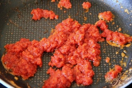На сковородке разогреть сливочное/растительное масло, постепенно добавить муку, а потом - томатную пасту, прожарить слегка всё вместе...