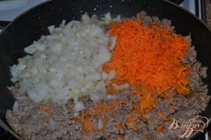 Обжариваем на сковородке фарш,добавляем морковку натёртую на тёрке,мелко порезанный лук кубиком,