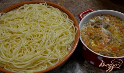 Для мужской порции сверху начинки добавляем ещё слой спагетти и посыпаем сыром.