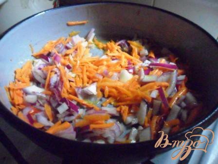 Очистить морковь и репчатый лук. Морковь натереть на крупной тёрке. Репчатый лук измельчить.В сковороде разогреть растительное масло, обжарить на нём морковь и лукдо золотистого цвета.