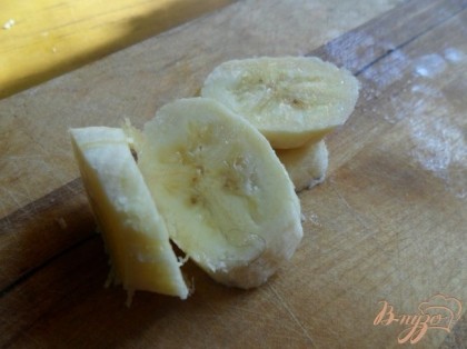 Очищенные бананы нарезать колечками. Печенье раскрошить.