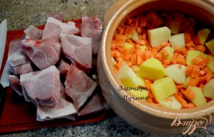 Беру большой глиняный горшочек.На дно нарезаю картошку,затем морковку кубиком,свиное мясо,наливаю кипятка до середины продуктов.