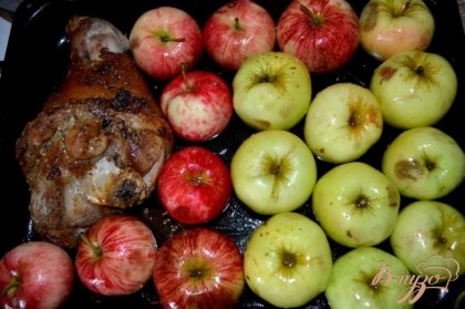  готовую рульку с яблоками в духовку на 15мин.при 150гр.