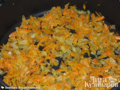 Начинка: пассируем лук и морковь на подсолнечном масле