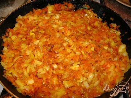 Способ приготовления:Лук мелко покрошить;морковь натереть на мелкой тёрке;обжарить лук на растит-м масле,добавить морковь-хорошо обжарить.
