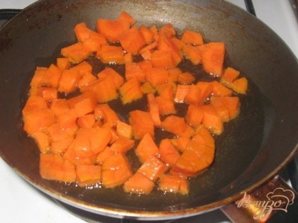 Слегка припускаем морковь и отправляем в суп.