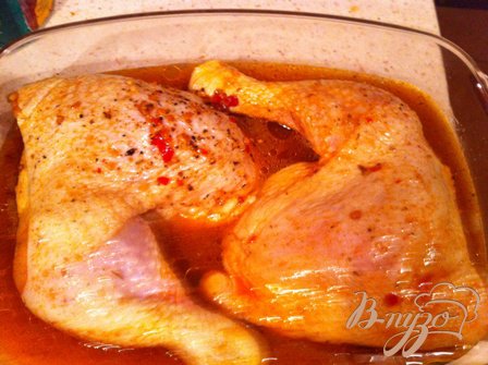 Перекладываем курицу в форму для запекания,заливаем маринадом, в котором курица мариновалась и ставим в духовку на 45 минут при температуре 200 градусов