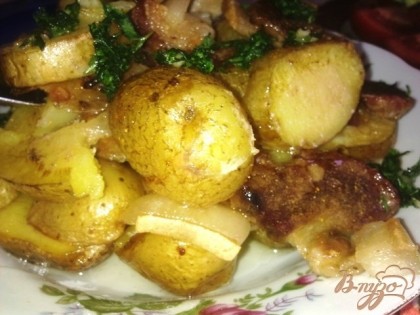 Готово! Готовую картошечку посыпаем солью и зеленью.Приятного аппетита!!=)