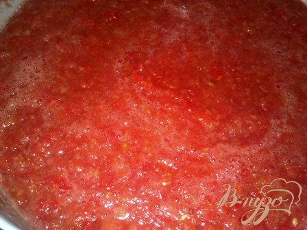 Добавляем измельченные перцы к помидорной массе и далее варим 20 минут
