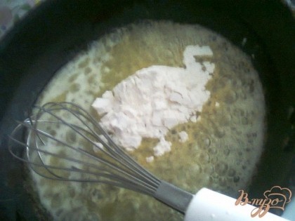 И приступила готовить соус.На сухой сковороде растопила сливочное масло. И добавила ложку муки, тчательно перемешала, чтоб не образовались комочки.