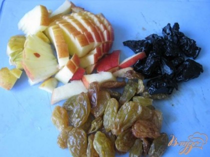 Запариваем изюм, чернослив. Мелко режем яблоко и чернослив. Можно добавить курагу, клюкву, любые вяленные ягоды и фрукты и даже орехи.
