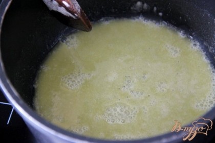 Соус Бешамель.  Разогреть на сковороде 2-3 ст.л. оливкового масла, добавить муку.