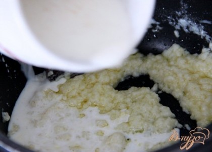 Медленно помешивать соус и медленно вливать ароматизированное молоко. Постоянно помешивая, томить соус на сковородке до загустения.