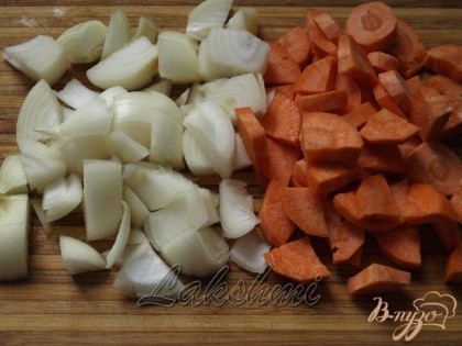 Лук нарезать крупно, морковь кружочками. Если морковь толстая в диаметре, то разрезать на 4 части каждый кружок.