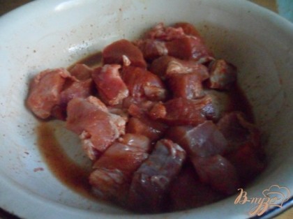Свинину вымыть, обсушить, нарезать небольшими кусочками, посыпать красным перцем и паприкой, залить соевым соусом, перемешать и оставить на 15-20 минут.