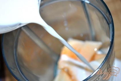 В чашу блендера выложите дыню, сахар и корицу. Долейте молоко и хорошо измельчите в блендере в однородную массу.