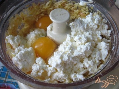 В комбайн к яблокам добавляем 2 яйца, творог, полстакана сахара, сметану. Всё тщательно взбиваем, перемешиваем.