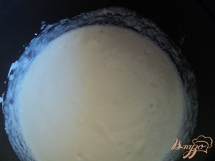  Приготовить заварной крем: в стакане холодного молока размешать муку и крахмал. В остальное молоко добавить сахар и довести до кипения.Влить в кипящее молоко тонкой струйкой смесь молока с мукой и крахмалом. Постоянно мешая, довести до загустения. Добавить ванильный сахар и охладить. Масло взбить миксером, добавляя постепенно заварной крем.