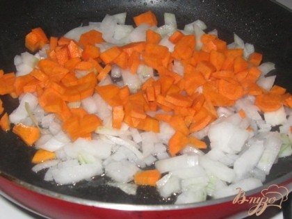 Лук с морковью обжариваем в небольшом количестве растительного масла.