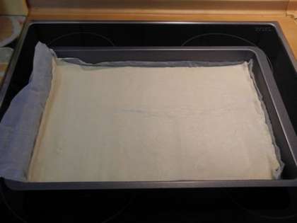 Выложить тесто на бумагу для запекания