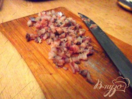 Сельдь почистить, снять филе и очень мелко нарезать ножом.