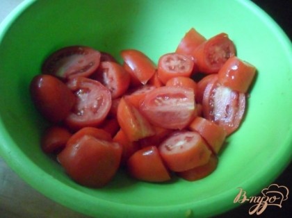 Разрезать вымытые и обсушенные помидоры, пропустить также через блендер.