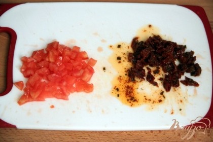 Нарезать мелко твёрдую часть помидора и вяленые томаты.