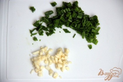 Мелко нарезать чеснок и зелёный лук.