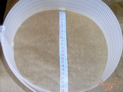 На бумаге для выпечки рисуем 2 круга диаметром по 25 см (у меня получилось для 2 противней).