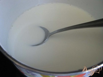 В мисочке (кастрюльке) доводим до кипения 200 мл молока и 80 г сахара.