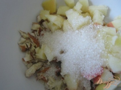 Яблоко мелко нарежьте, достаточно четвертинки на эту порцию. Добавьте дробленый миндаль и сахар.