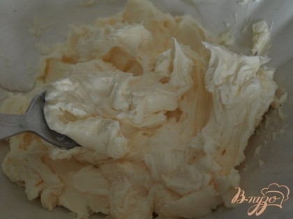 Смазанными растопленным сливочным маслом руками формируем на тарелке яйцеобразный "ананас",нижнюю часть приплюскиваем.Сливочное масло хорошо растираем до кремообразного состояния.