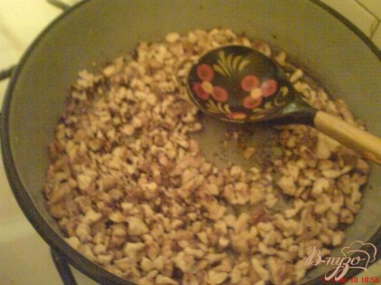 Остальные орехи обжарьте на сухой сковороде без масла, снимите и остудите.Растопите сливочное масло.
