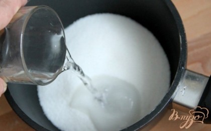 Сироп. В сотейник влить 50 мл воды, добавить 50-100г сахара, довести до кипения.