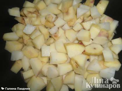 Картошку почистить и порезать на кусочки. Вниз кастрюли положить слой нарезанной картошки